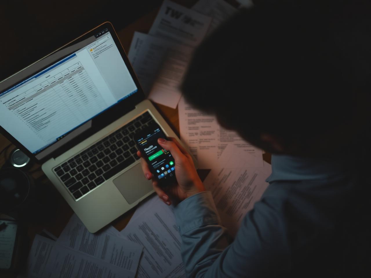 Operação caótica com planilhas, papéis e mensagens
